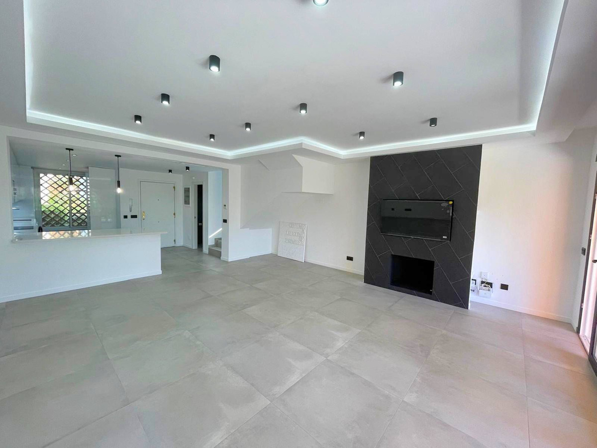 3 Bed Townhouse for sale in El Paraiso Costa Del Sol, Málaga, Spain