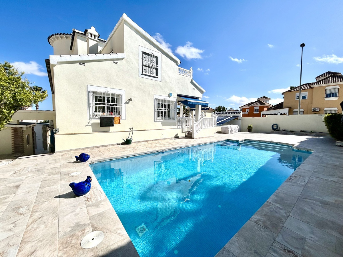 Se vende Villa - Chalet de 4 dormitorios en Costa Blanca, Alicante, España
