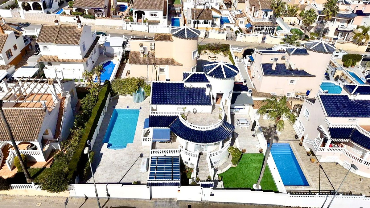 Se vende Villa - Chalet de 4 dormitorios en Costa Blanca, Alicante, España