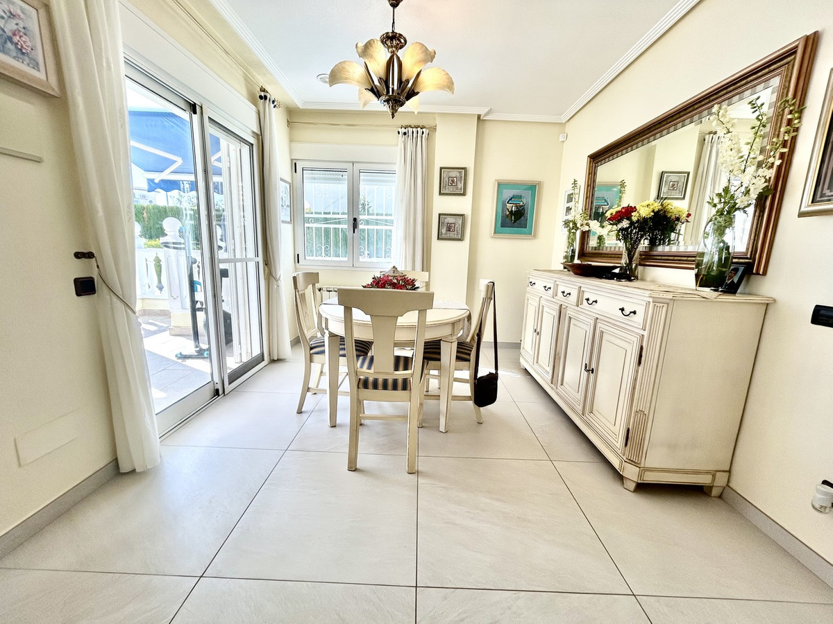 Se vende Villa - Chalet de 4 dormitorios en Costa Blanca, Alicante, España