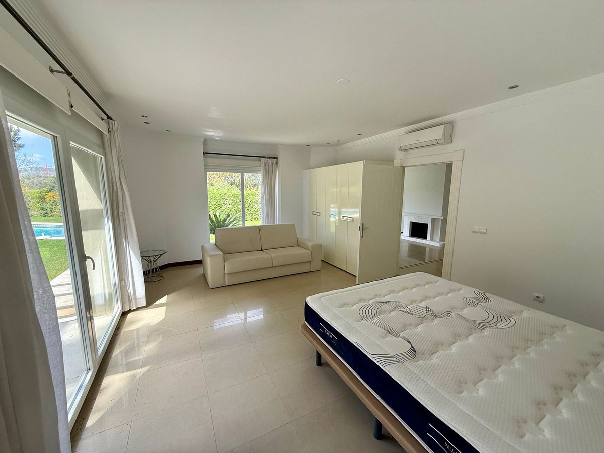 Se vende Villa - Chalet de 6 dormitorios en Costa Del Sol, Cadiz, España