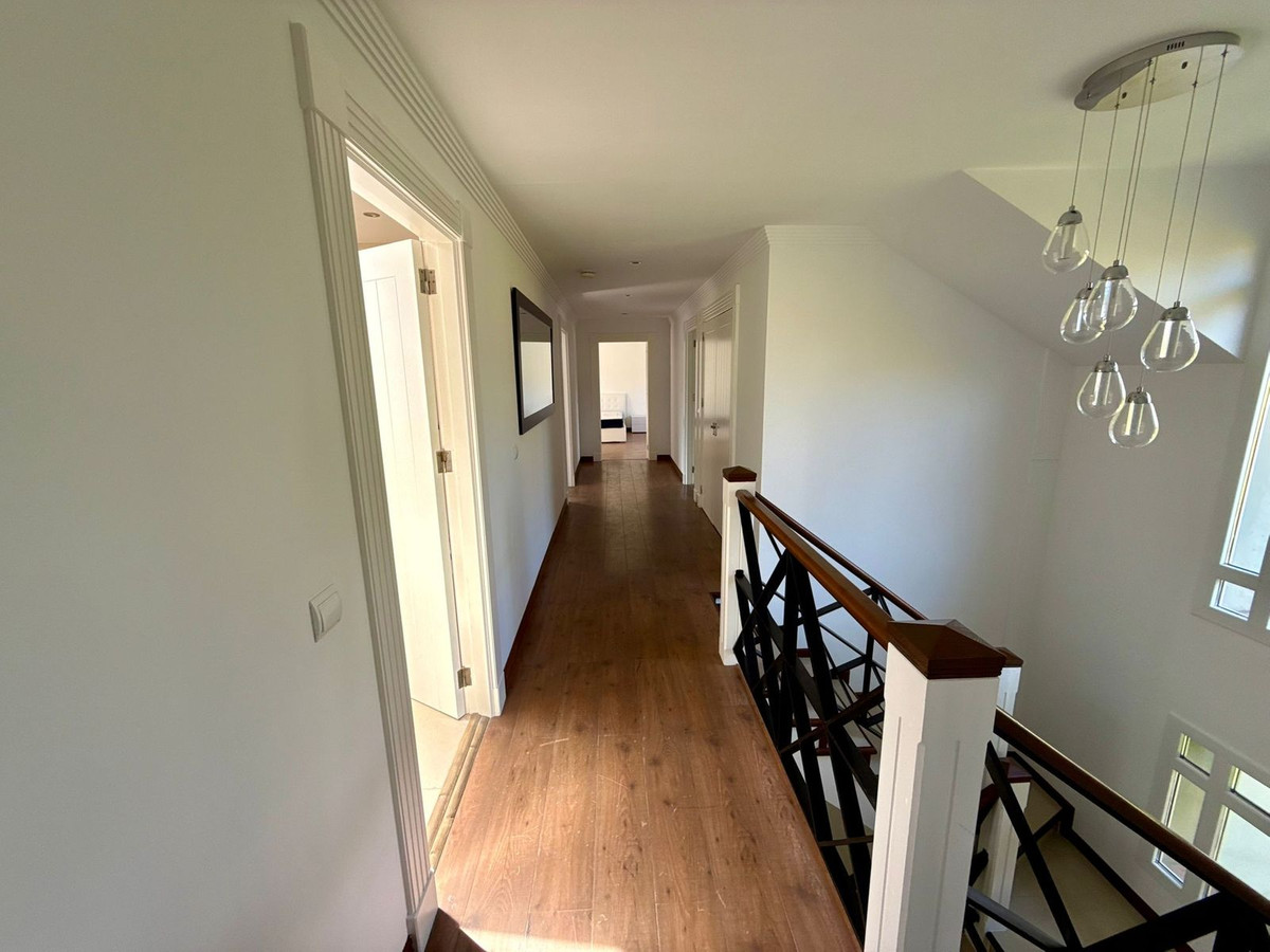 Se vende Villa - Chalet de 6 dormitorios en Costa Del Sol, Cadiz, España