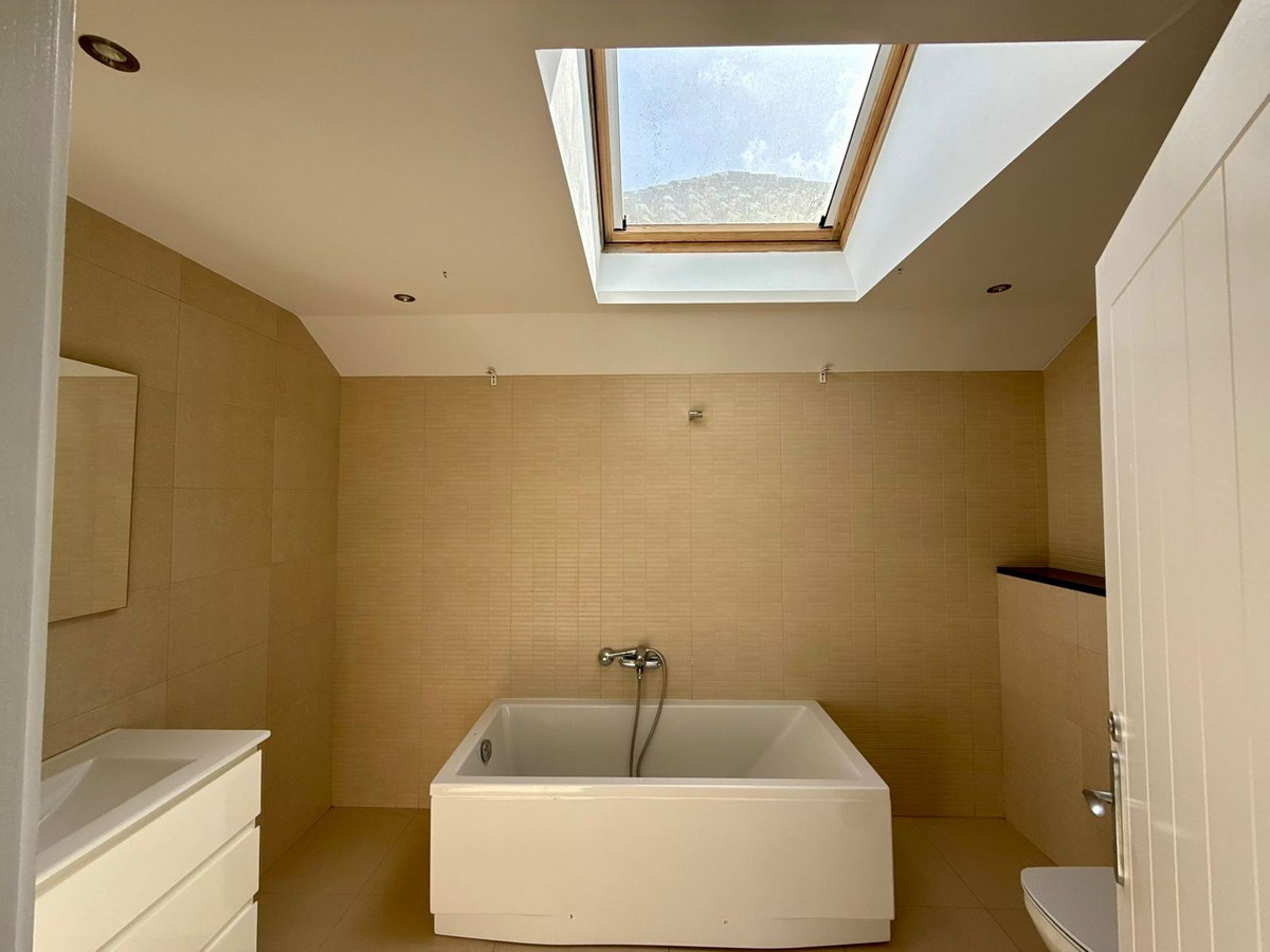 Se vende Villa - Chalet de 6 dormitorios en Costa Del Sol, Cadiz, España