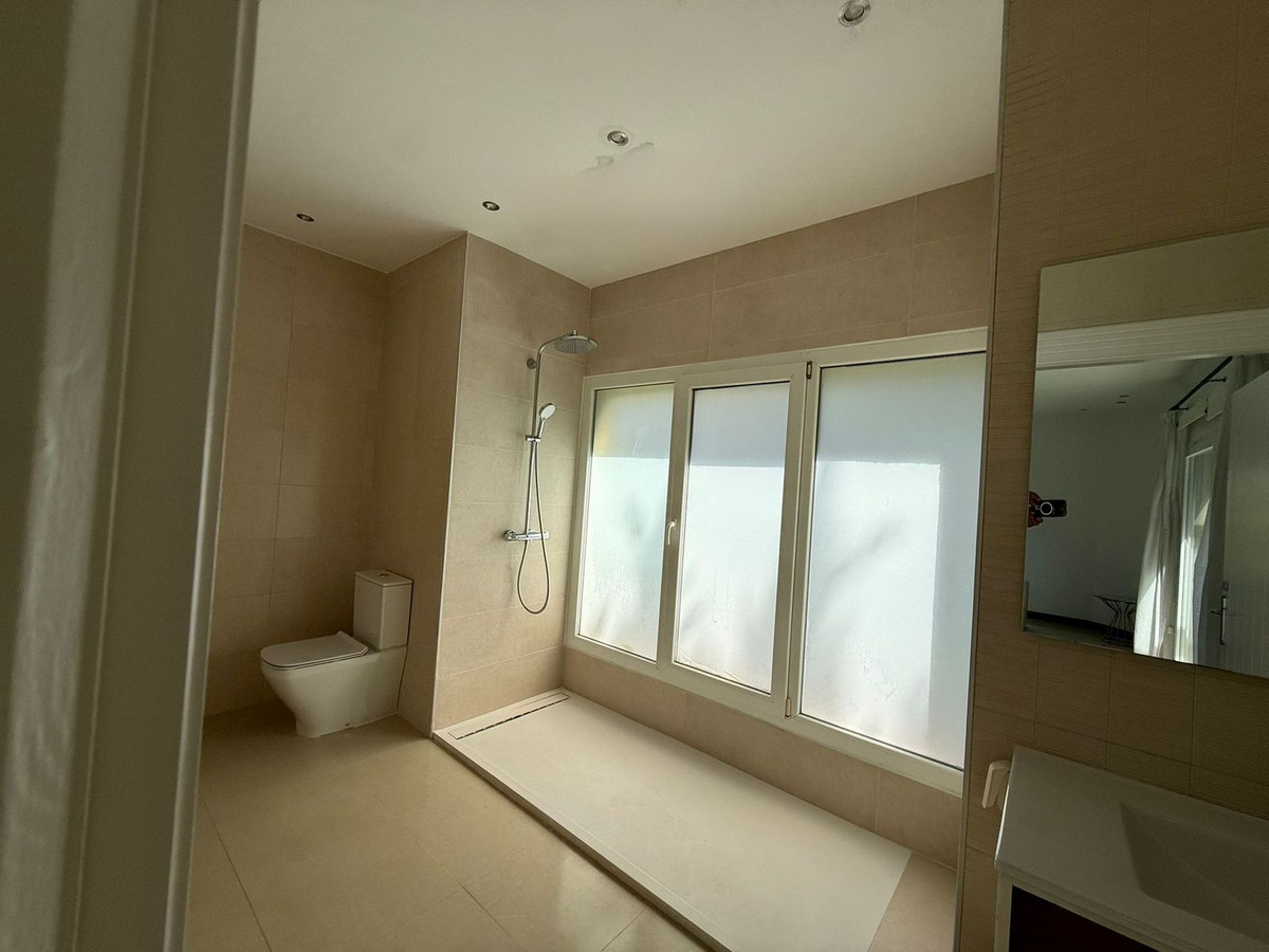 Se vende Villa - Chalet de 6 dormitorios en Costa Del Sol, Cadiz, España