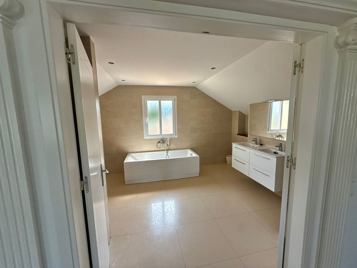 Se vende Villa - Chalet de 6 dormitorios en Costa Del Sol, Cadiz, España