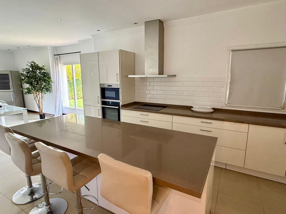 Se vende Villa - Chalet de 6 dormitorios en Costa Del Sol, Cadiz, España