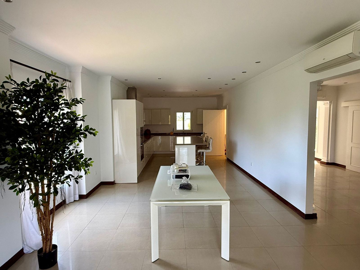 Se vende Villa - Chalet de 6 dormitorios en Costa Del Sol, Cadiz, España