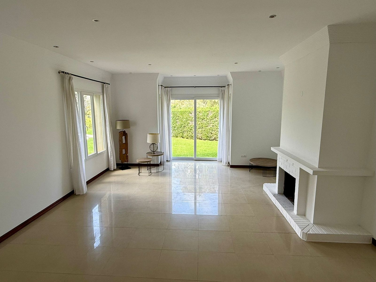 Se vende Villa - Chalet de 6 dormitorios en Costa Del Sol, Cadiz, España