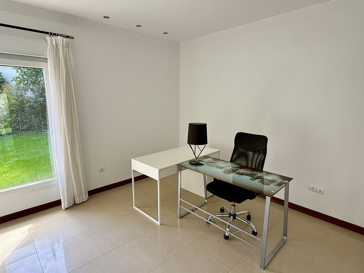 Se vende Villa - Chalet de 6 dormitorios en Costa Del Sol, Cadiz, España