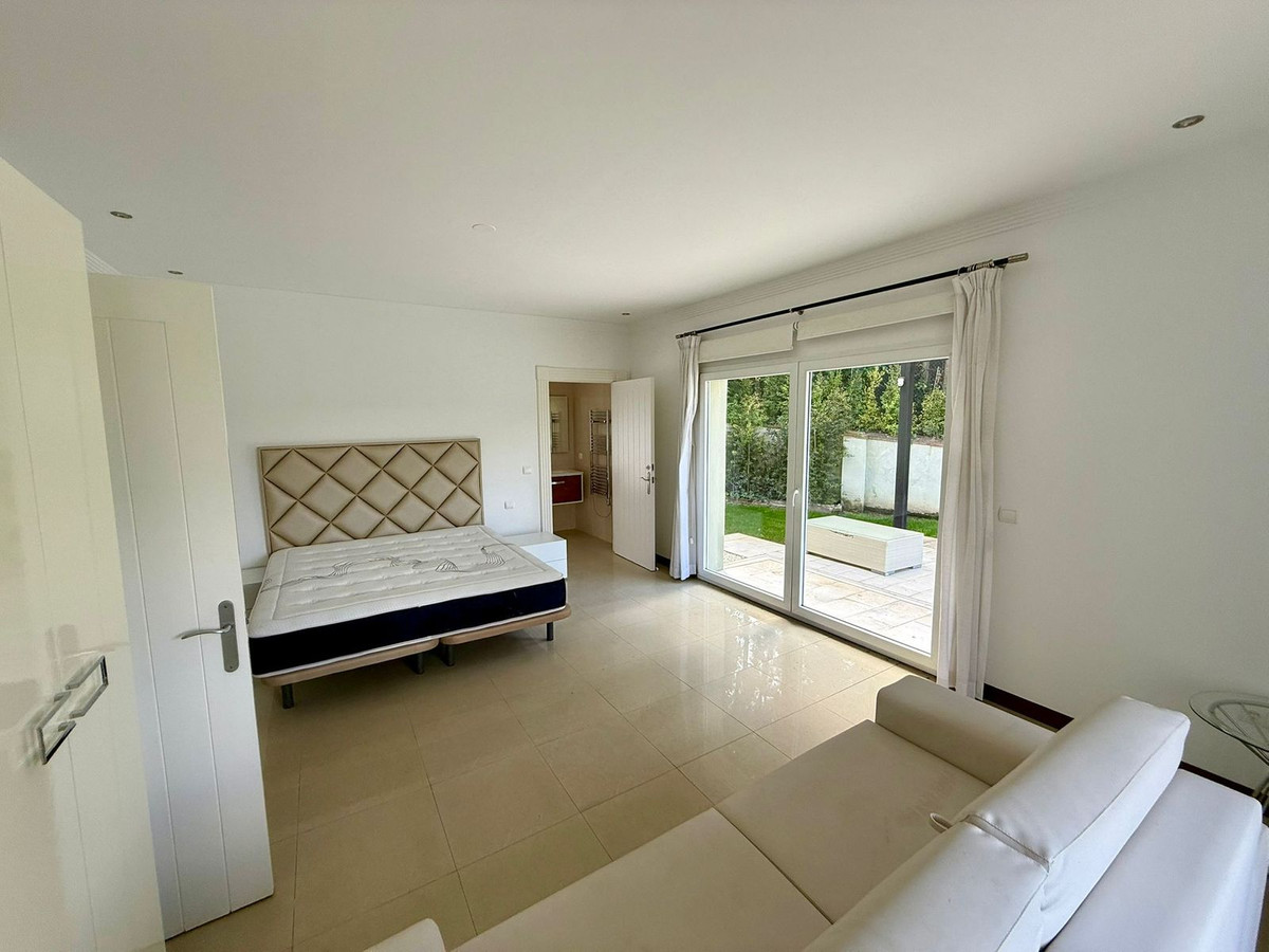 Se vende Villa - Chalet de 6 dormitorios en Costa Del Sol, Cadiz, España