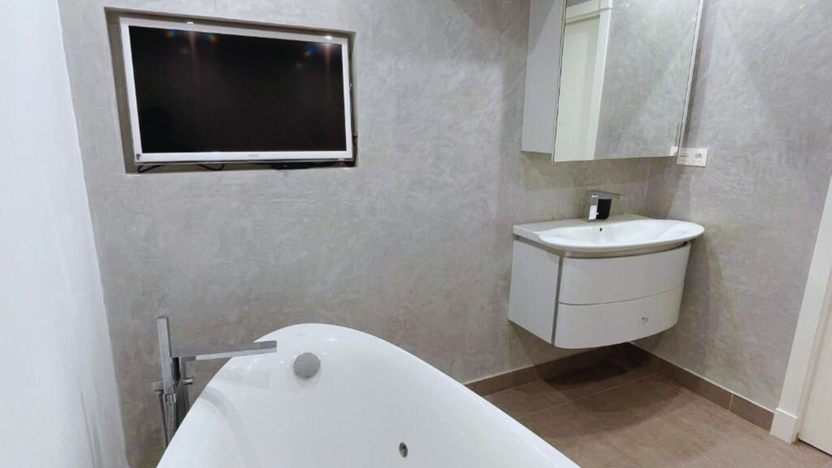 2 Bed Apartment for sale in Aloha Costa Del Sol, Málaga, Spain