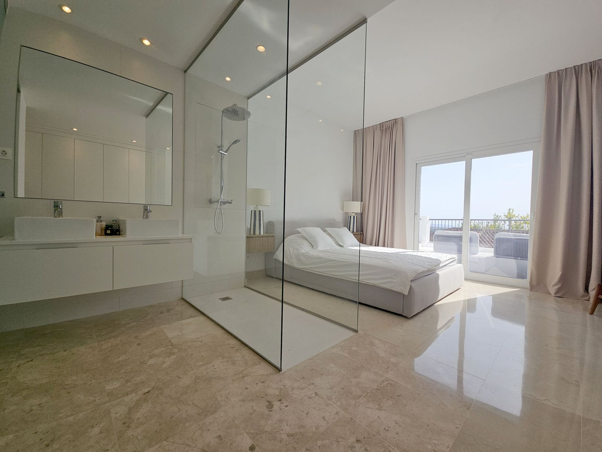 3 Bed Apartment for sale in El Paraiso Costa Del Sol, Málaga, Spain