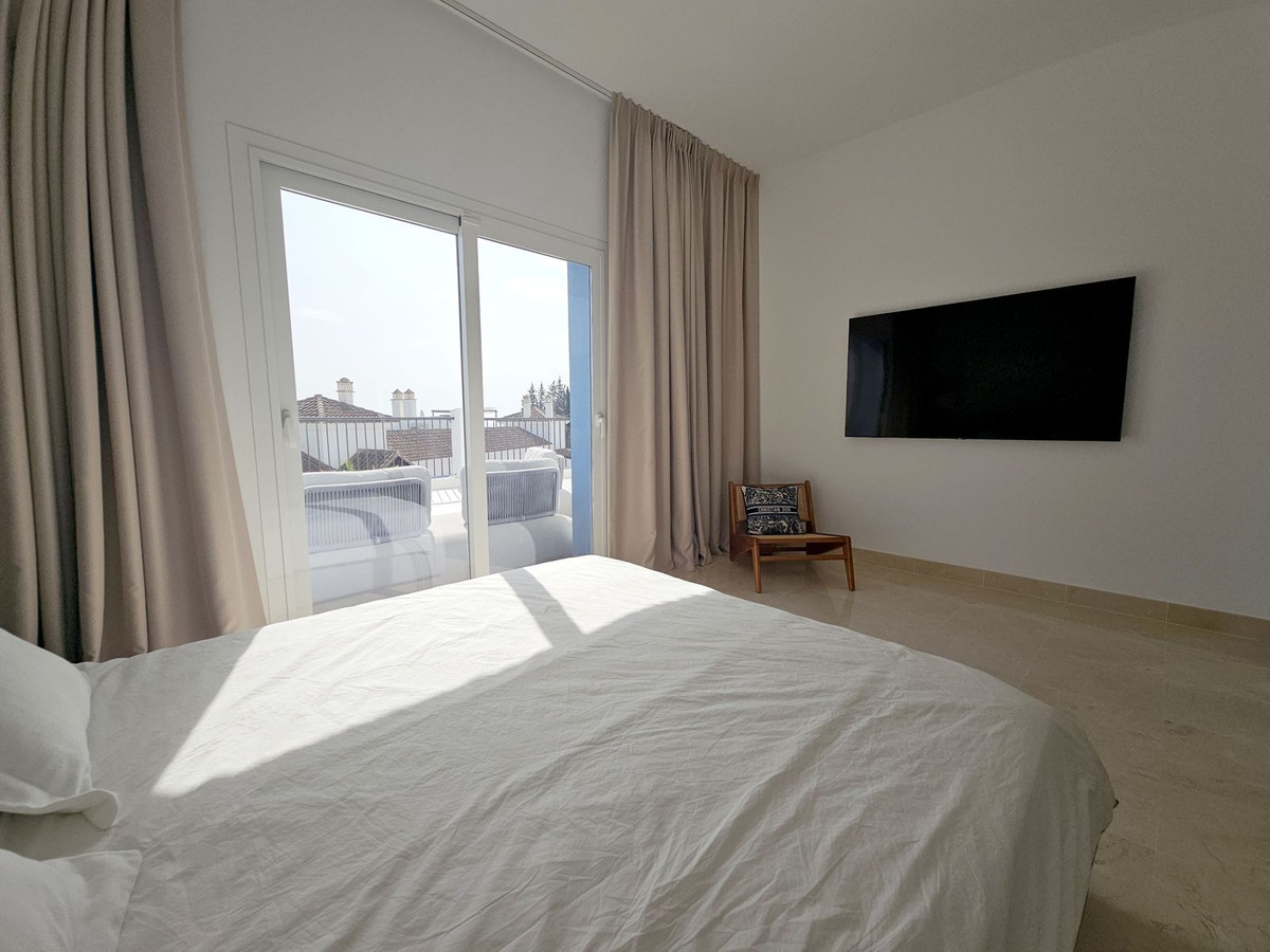 3 Bed Apartment for sale in El Paraiso Costa Del Sol, Málaga, Spain