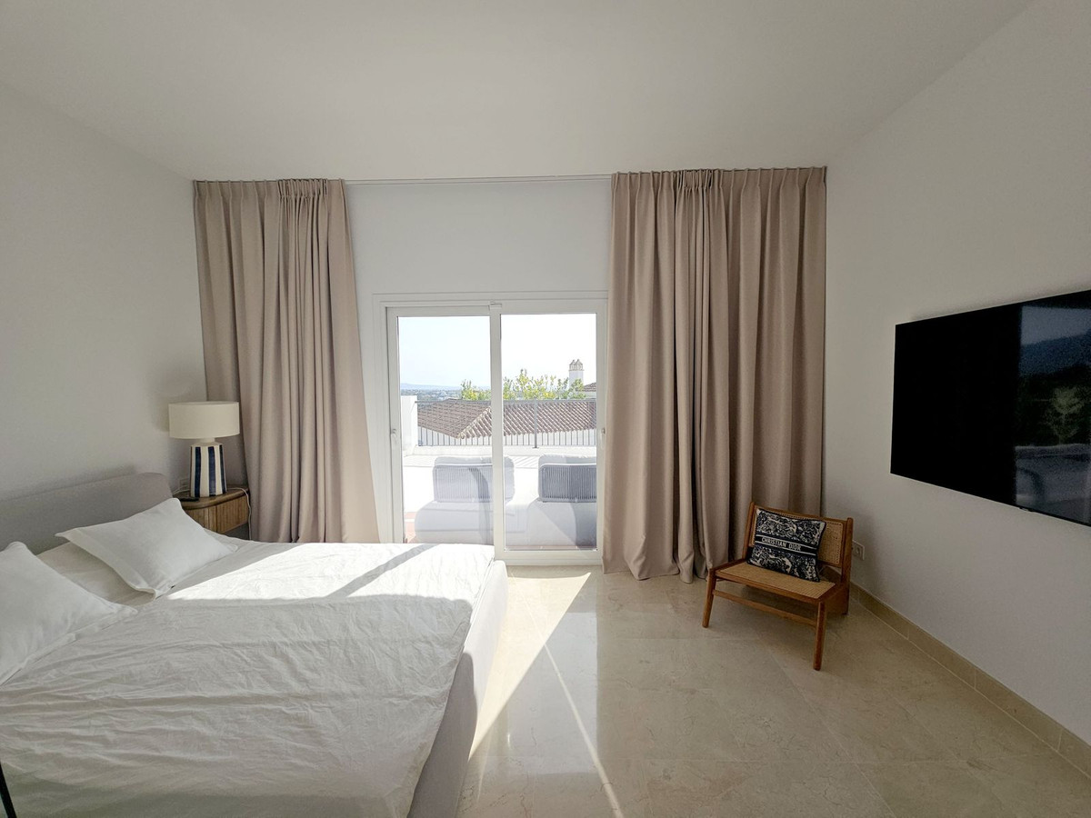 3 Bed Apartment for sale in El Paraiso Costa Del Sol, Málaga, Spain