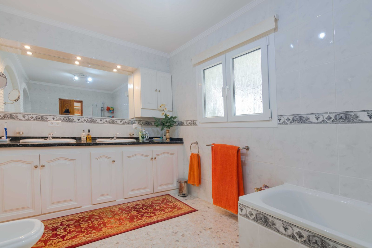 4 Bed Townhouse for sale in Estepona Costa Del Sol, Málaga, Spain