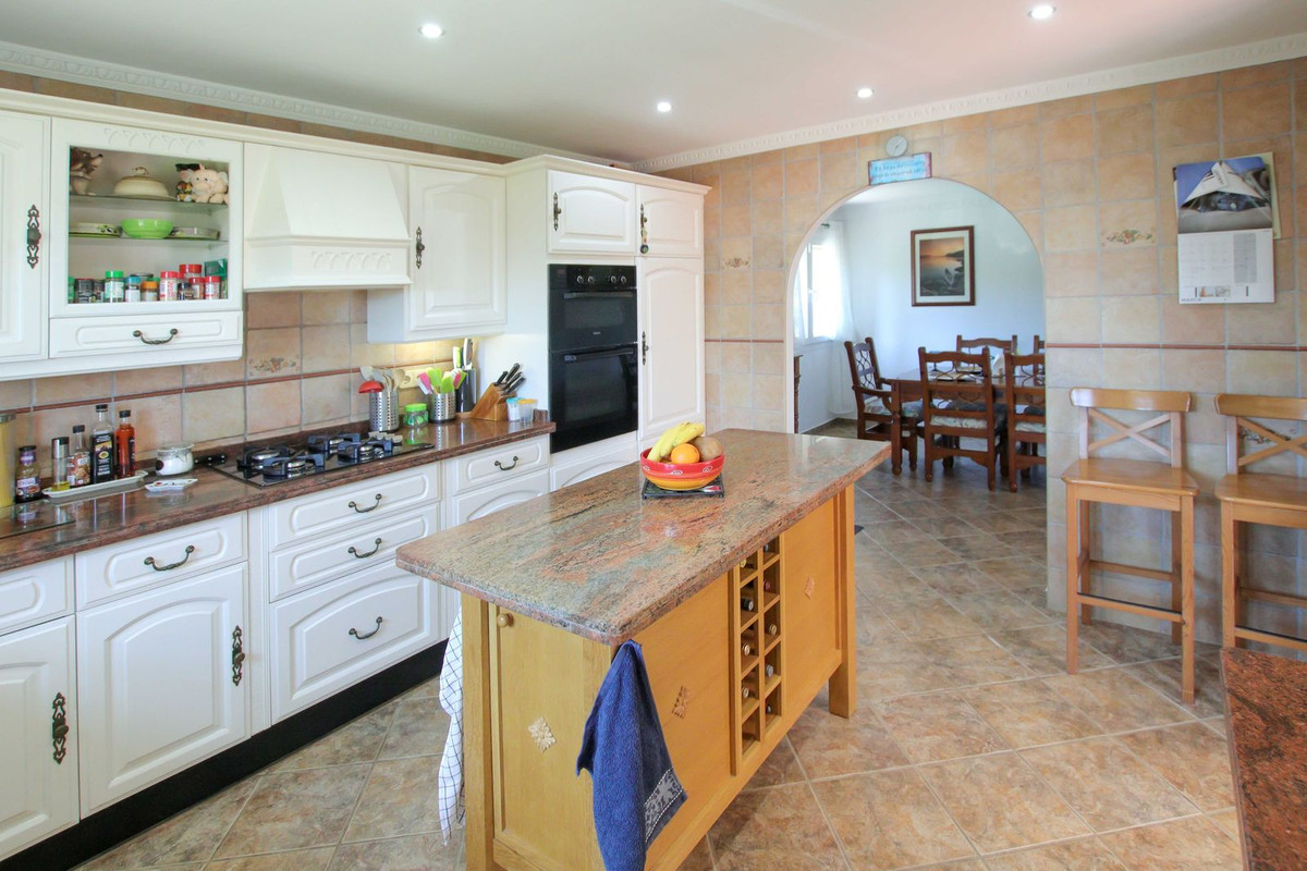 4 Bed Townhouse for sale in Estepona Costa Del Sol, Málaga, Spain