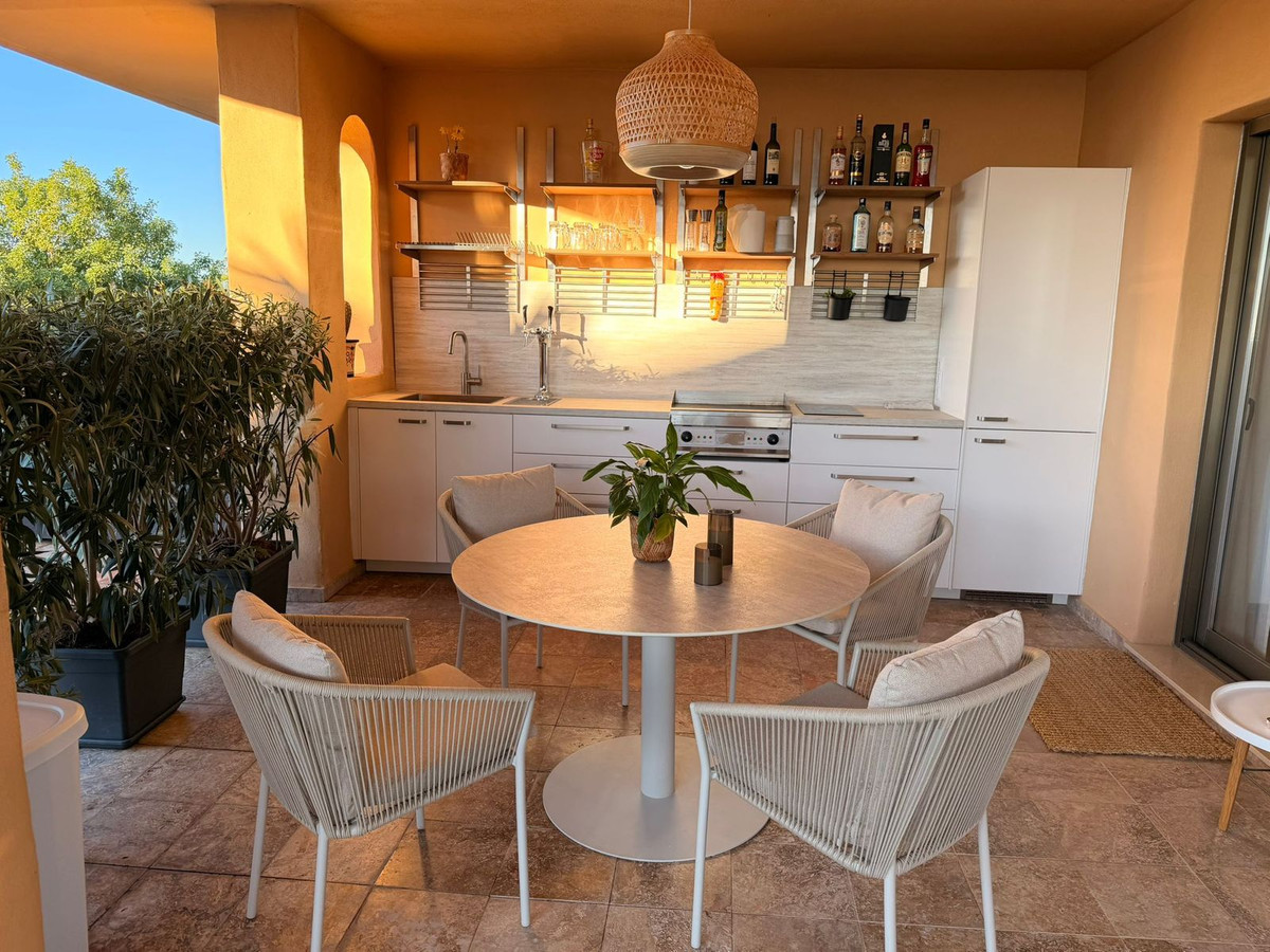 2 Bed Apartment for sale in El Paraiso Costa Del Sol, Málaga, Spain