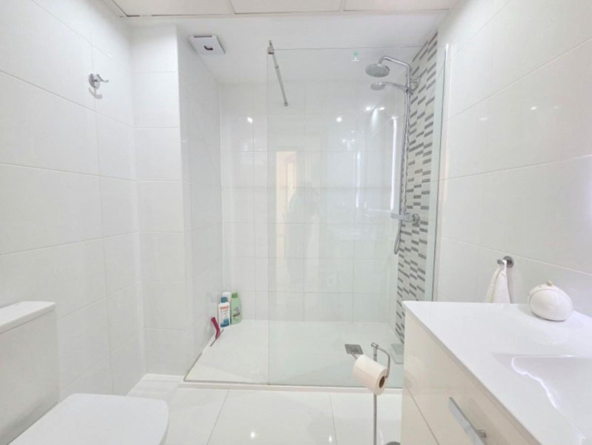 2 Bed Apartment for sale in La Duquesa Costa Del Sol, Málaga, Spain