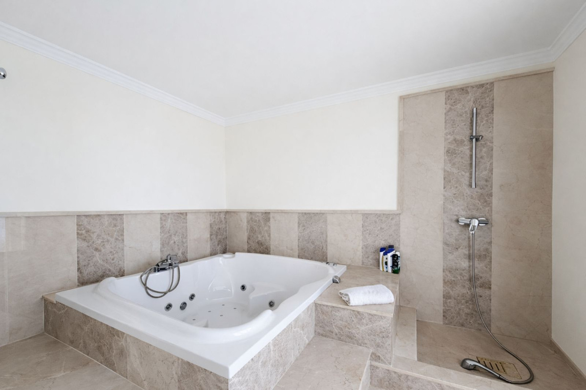 Se vende Villa - Chalet de 7 dormitorios en Costa Del Sol, Málaga, España