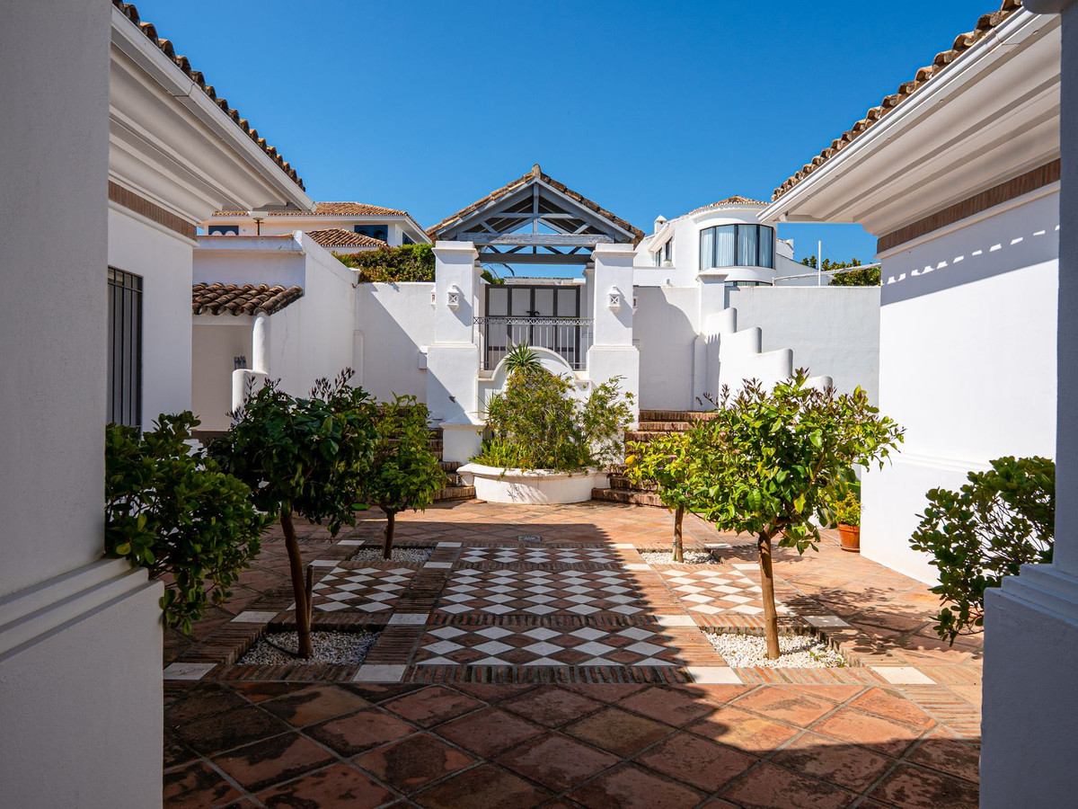 Se vende Villa - Chalet de 7 dormitorios en Costa Del Sol, Málaga, España