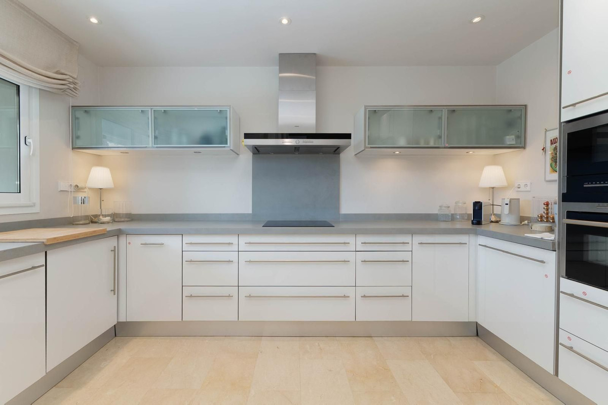 2 Bed Apartment for sale in Fuengirola Costa Del Sol, Málaga, Spain