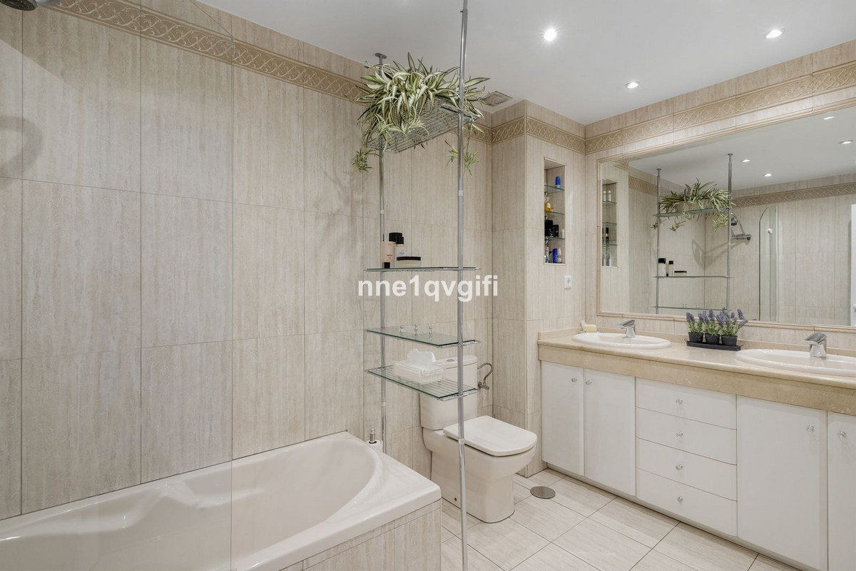 Se vende Apartamento Planta Media de 2 dormitorios en Costa Del Sol, Málaga, España