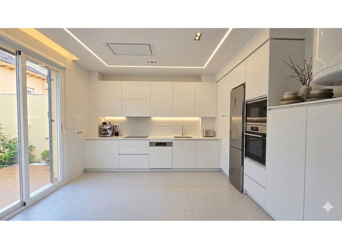4 Bed Townhouse for sale in Calahonda Costa Del Sol, Málaga, Spain