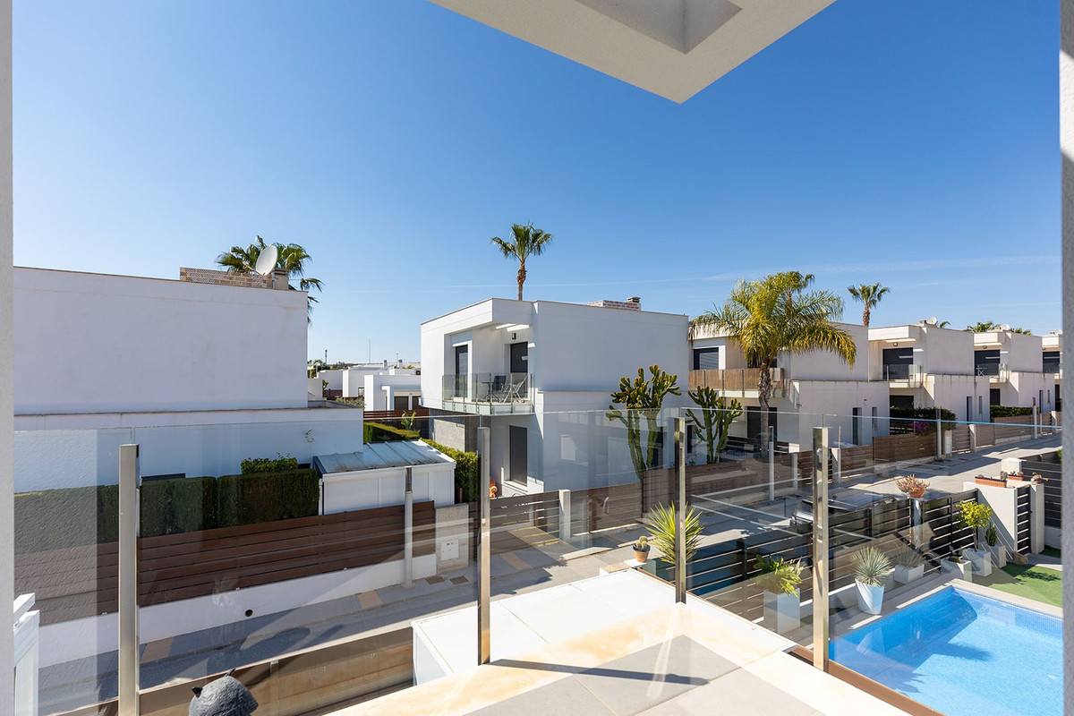 Se vende Villa - Chalet de 3 dormitorios en Costa Blanca, Alicante, España