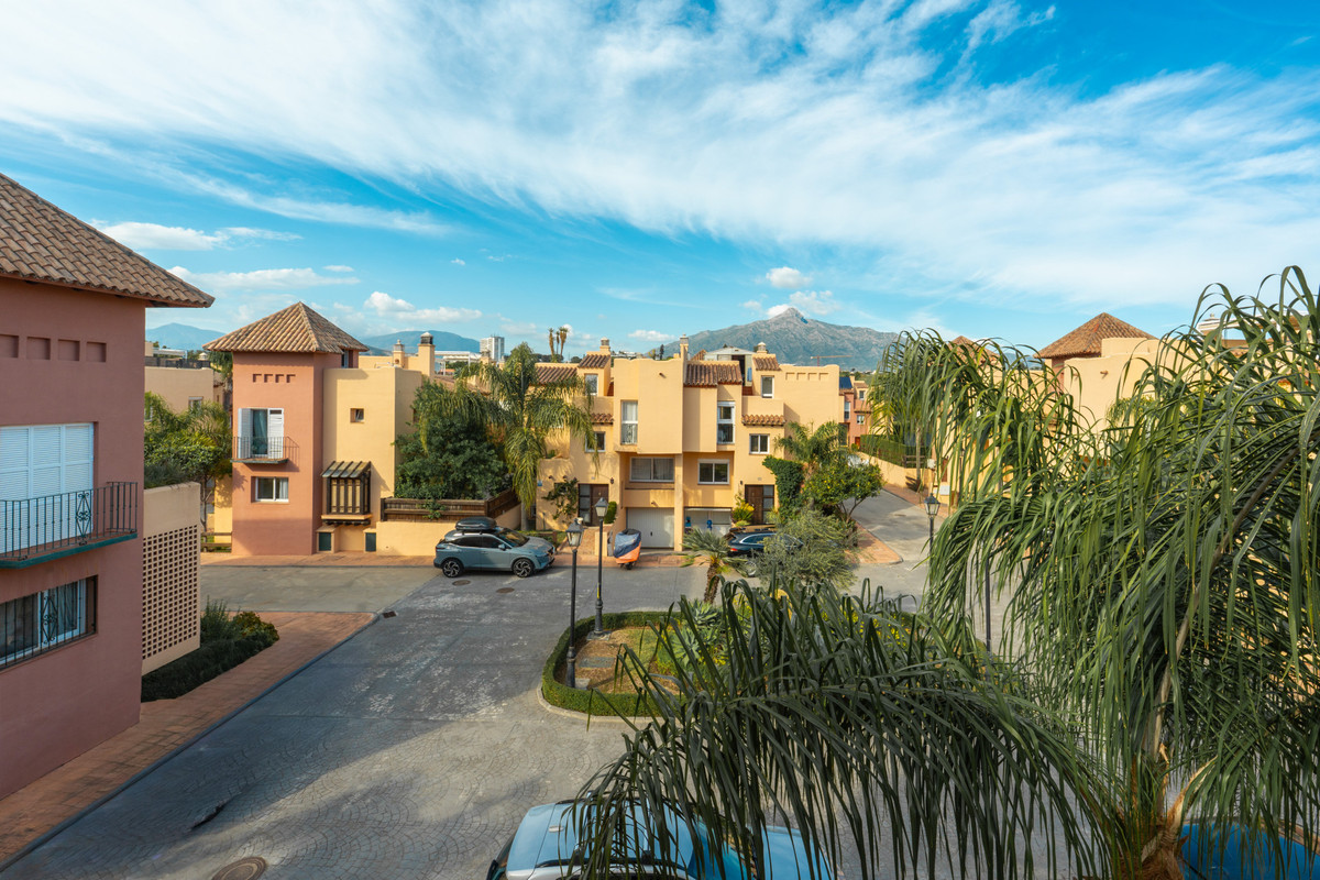 4 Bed Townhouse for sale in Nueva Andalucía Costa Del Sol, Málaga, Spain