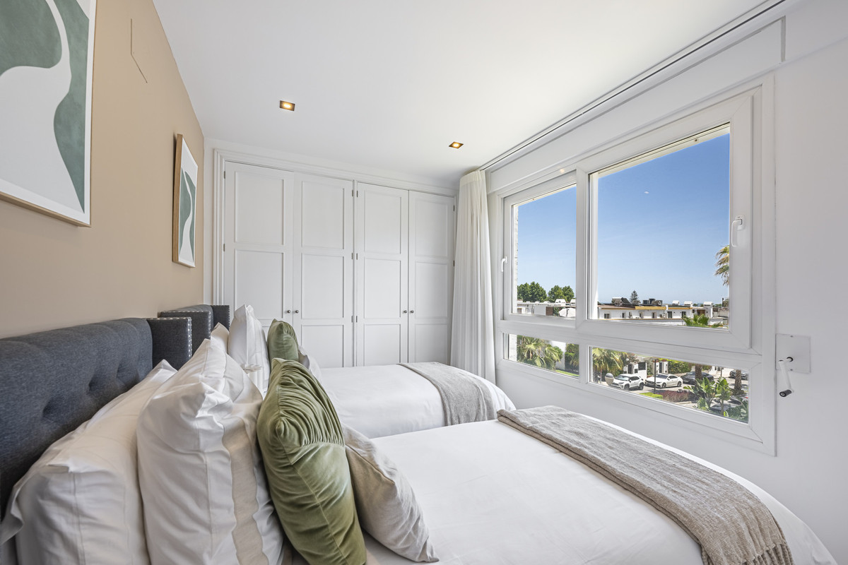 2 Bed Apartment for sale in The Golden Mile Costa Del Sol, Málaga, Spain