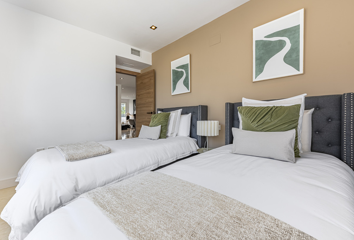 2 Bed Apartment for sale in The Golden Mile Costa Del Sol, Málaga, Spain
