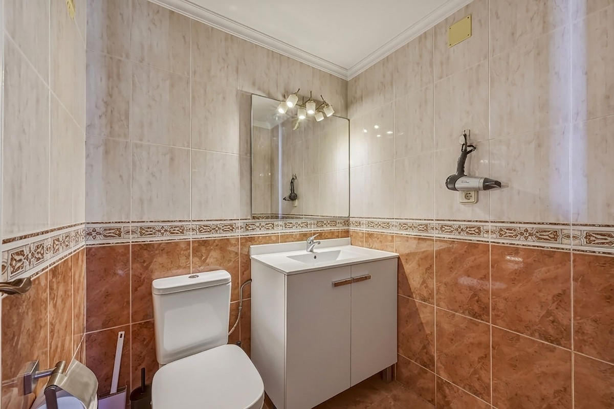 2 Bed Apartment for sale in Fuengirola Costa Del Sol, Málaga, Spain