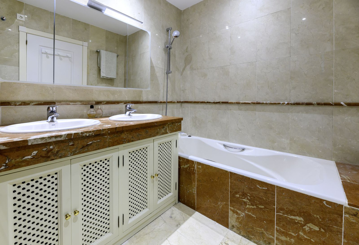 3 Bed Apartment for sale in Estepona Costa Del Sol, Málaga, Spain