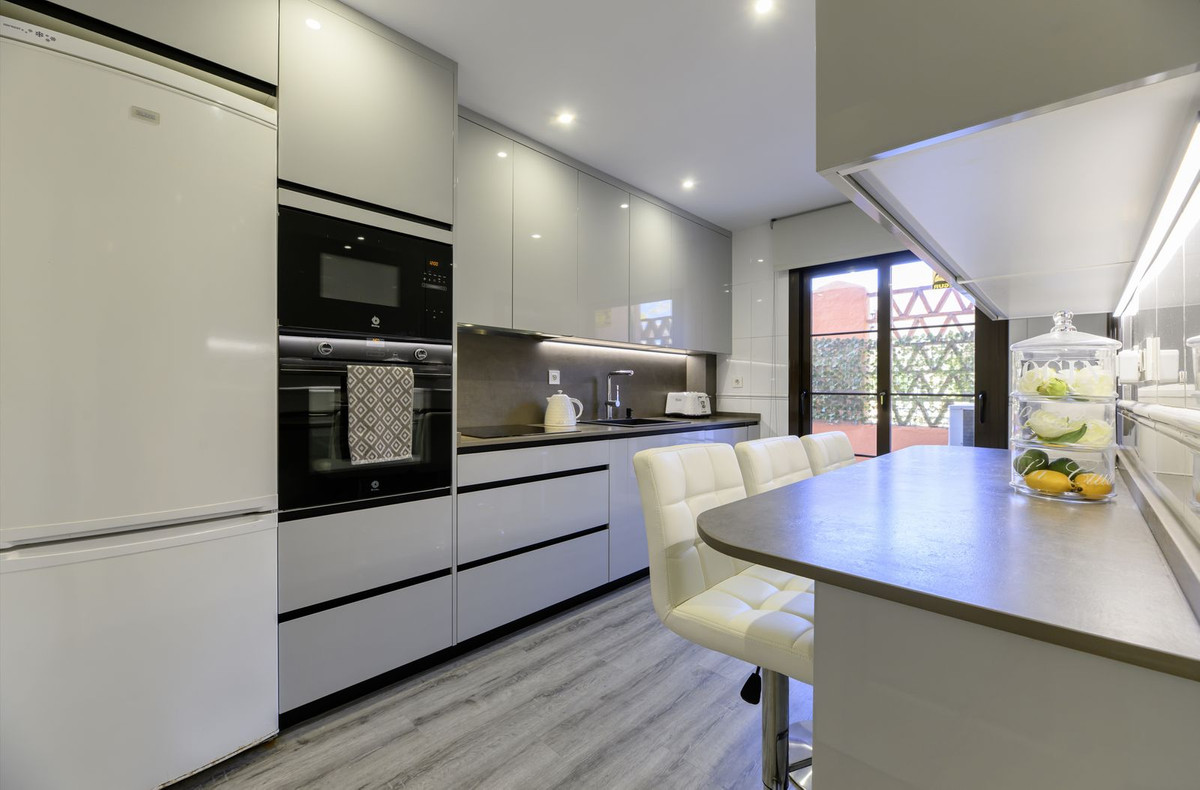 3 Bed Apartment for sale in Estepona Costa Del Sol, Málaga, Spain