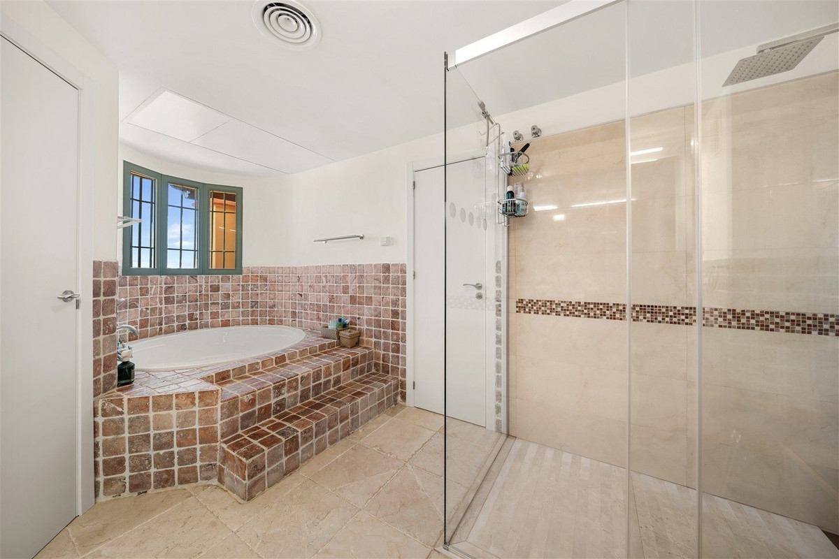 4 Bed Apartment for sale in Los Flamingos Costa Del Sol, Málaga, Spain