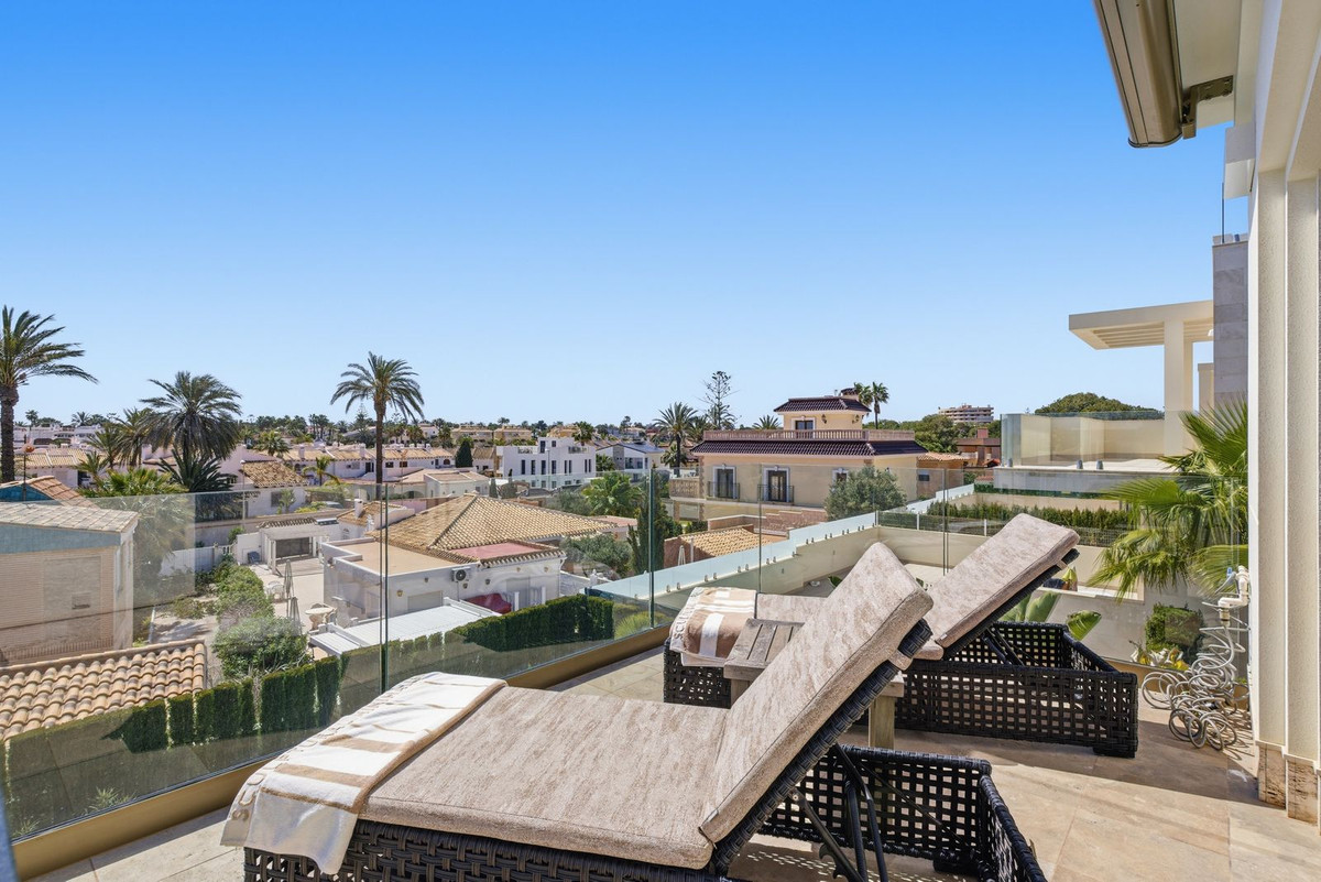 6 Bed Townhouse for sale in La Zenia Costa Blanca, Alicante, Spain