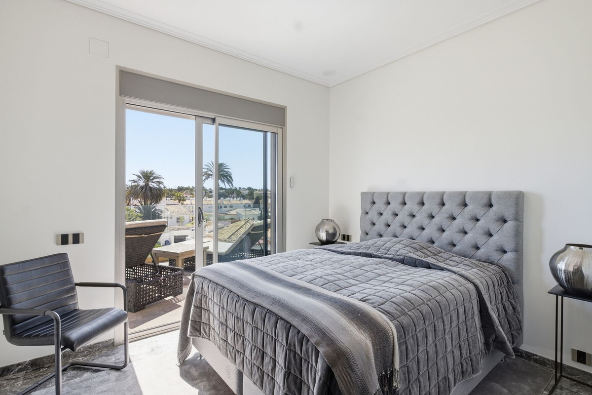 6 Bed Townhouse for sale in La Zenia Costa Blanca, Alicante, Spain