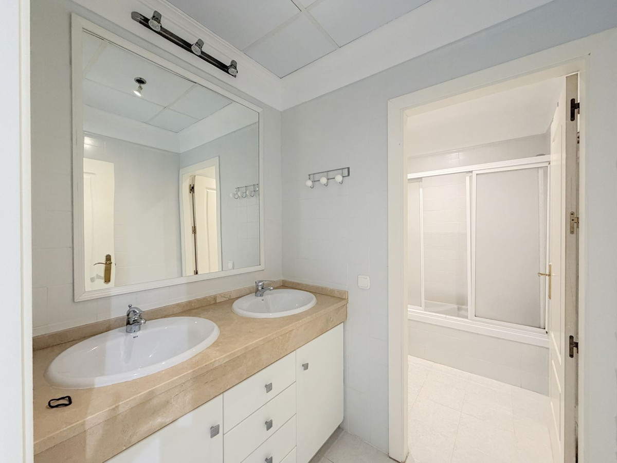 Se vende Apartamento Planta Media de 3 dormitorios en Costa Del Sol, Málaga, España