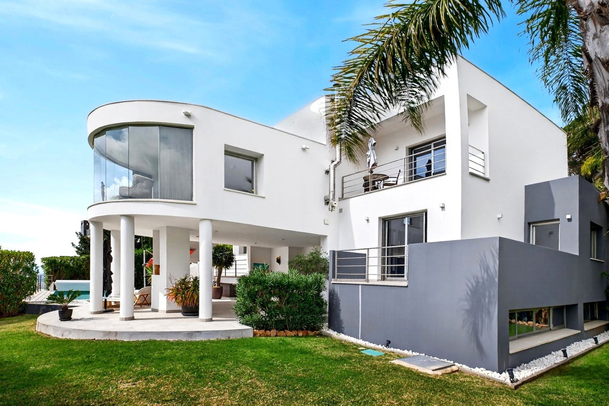 5 Bed Townhouse for sale in Valtocado Costa Del Sol, Málaga, Spain