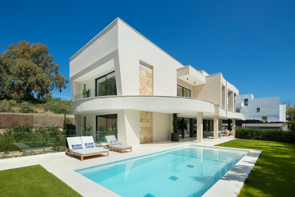 5 Bed Townhouse for sale in Nueva Andalucía Costa Del Sol, Málaga, Spain