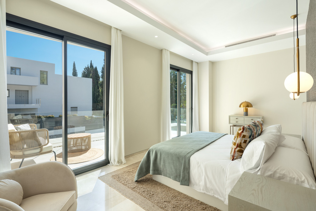 5 Bed Townhouse for sale in Nueva Andalucía Costa Del Sol, Málaga, Spain