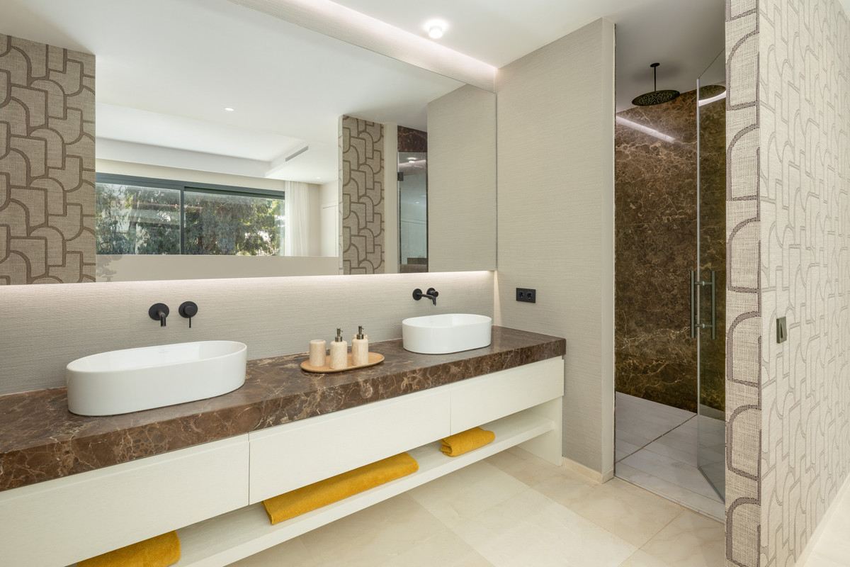 5 Bed Townhouse for sale in Nueva Andalucía Costa Del Sol, Málaga, Spain