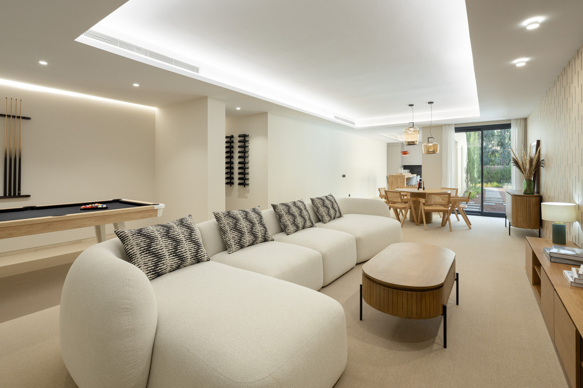 5 Bed Townhouse for sale in Nueva Andalucía Costa Del Sol, Málaga, Spain