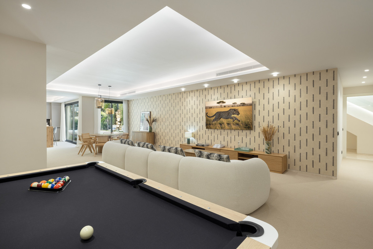 5 Bed Townhouse for sale in Nueva Andalucía Costa Del Sol, Málaga, Spain