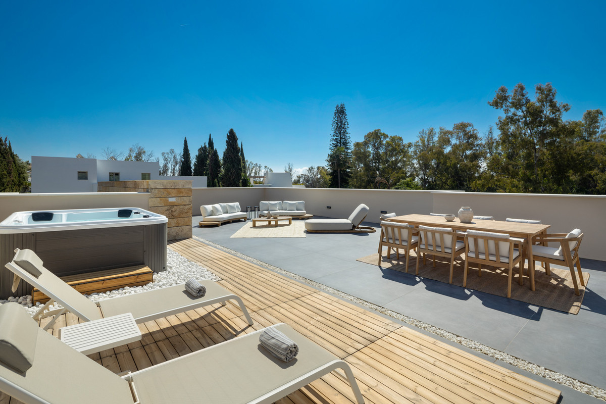 5 Bed Townhouse for sale in Nueva Andalucía Costa Del Sol, Málaga, Spain