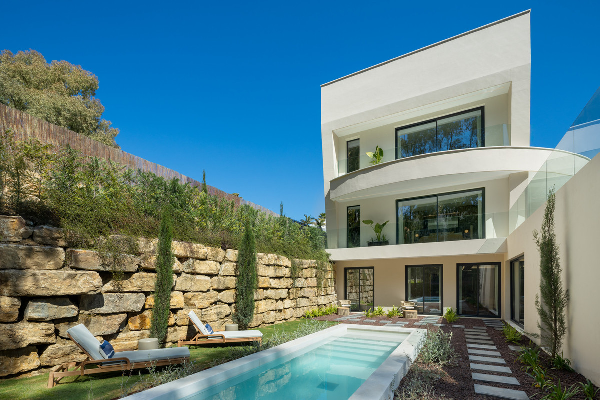 5 Bed Townhouse for sale in Nueva Andalucía Costa Del Sol, Málaga, Spain