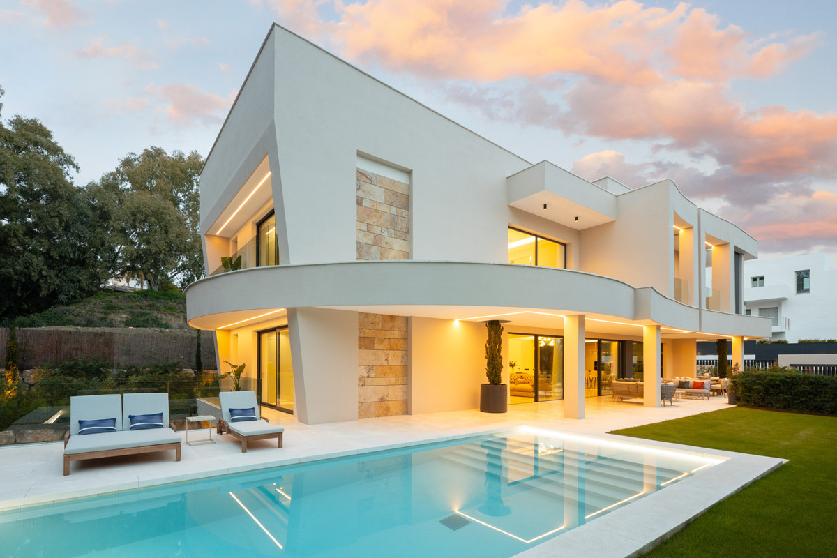 5 Bed Townhouse for sale in Nueva Andalucía Costa Del Sol, Málaga, Spain