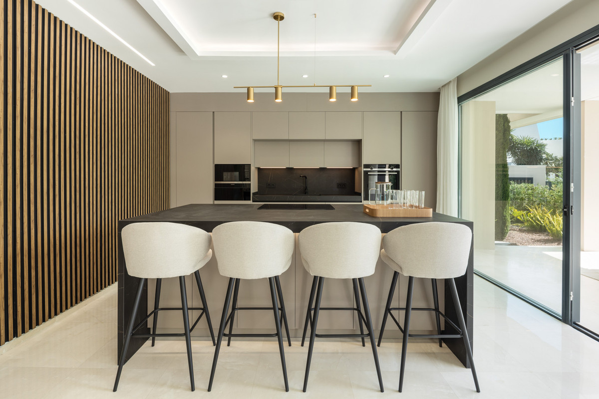 5 Bed Townhouse for sale in Nueva Andalucía Costa Del Sol, Málaga, Spain