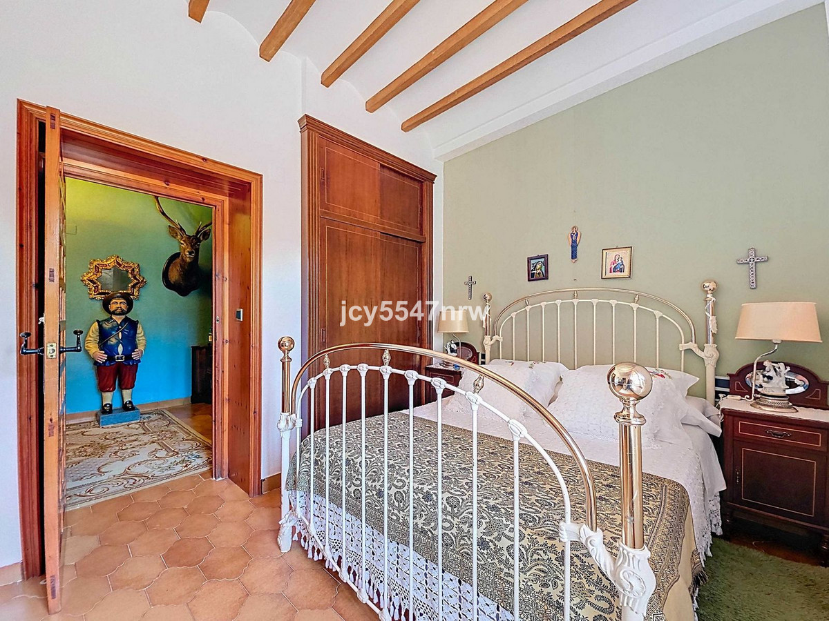 6 Bed Townhouse for sale in Elda Costa Blanca, Alicante, Spain