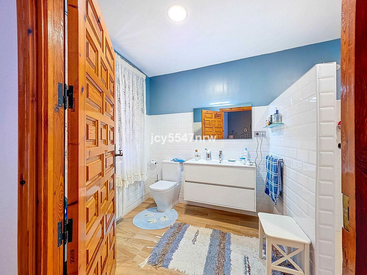 6 Bed Townhouse for sale in Elda Costa Blanca, Alicante, Spain
